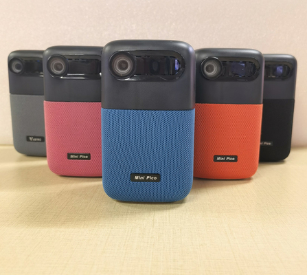100 Lümen Taşınabilir DLP Projektör Dört Çekirdekli 1.4G 10000mAh Pilde Yapı